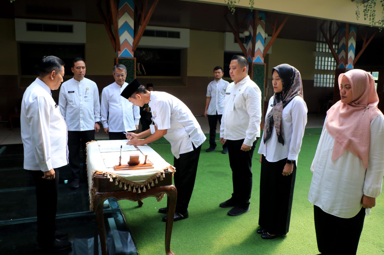 Sekda Herman saat melakukan pelantikan ASN Jabatan fungsional.