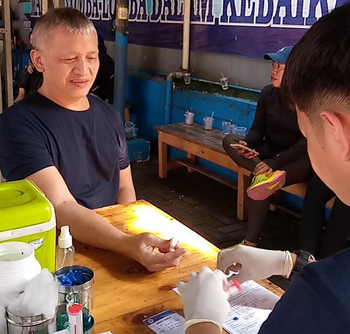 H. Abdul Syukur saat ikut mendonorkan darahnya.