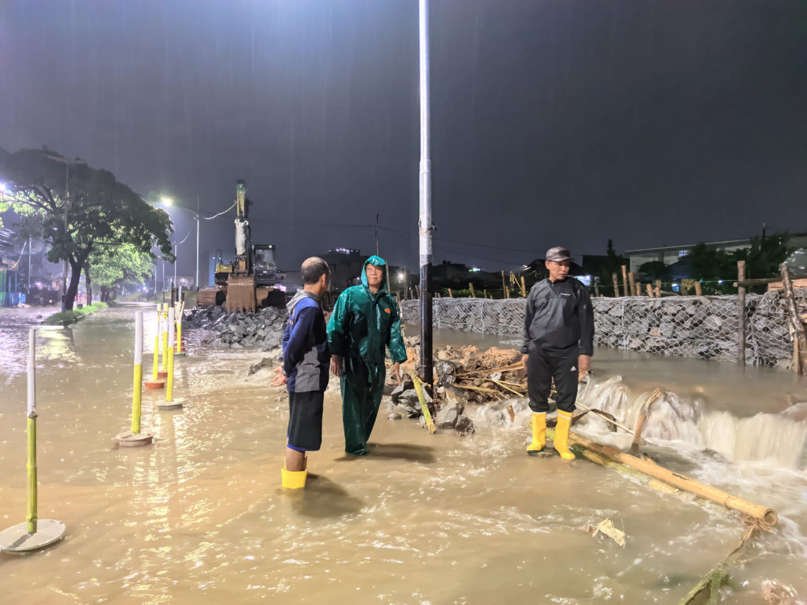 Pejabat PUPR Kota Tangerang saat meninjau banjir.