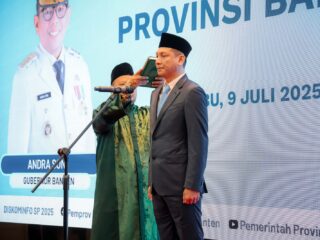 Pelantikan Deden Apriandhi Hartawan Sekda Pemprov Banten.