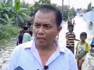 Dewan H. Muhamad Sobri saat ke lokasi banjir.