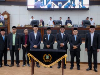 Para pimpinan saat foto bersama di Rapat Paripurna DPRD Banten.