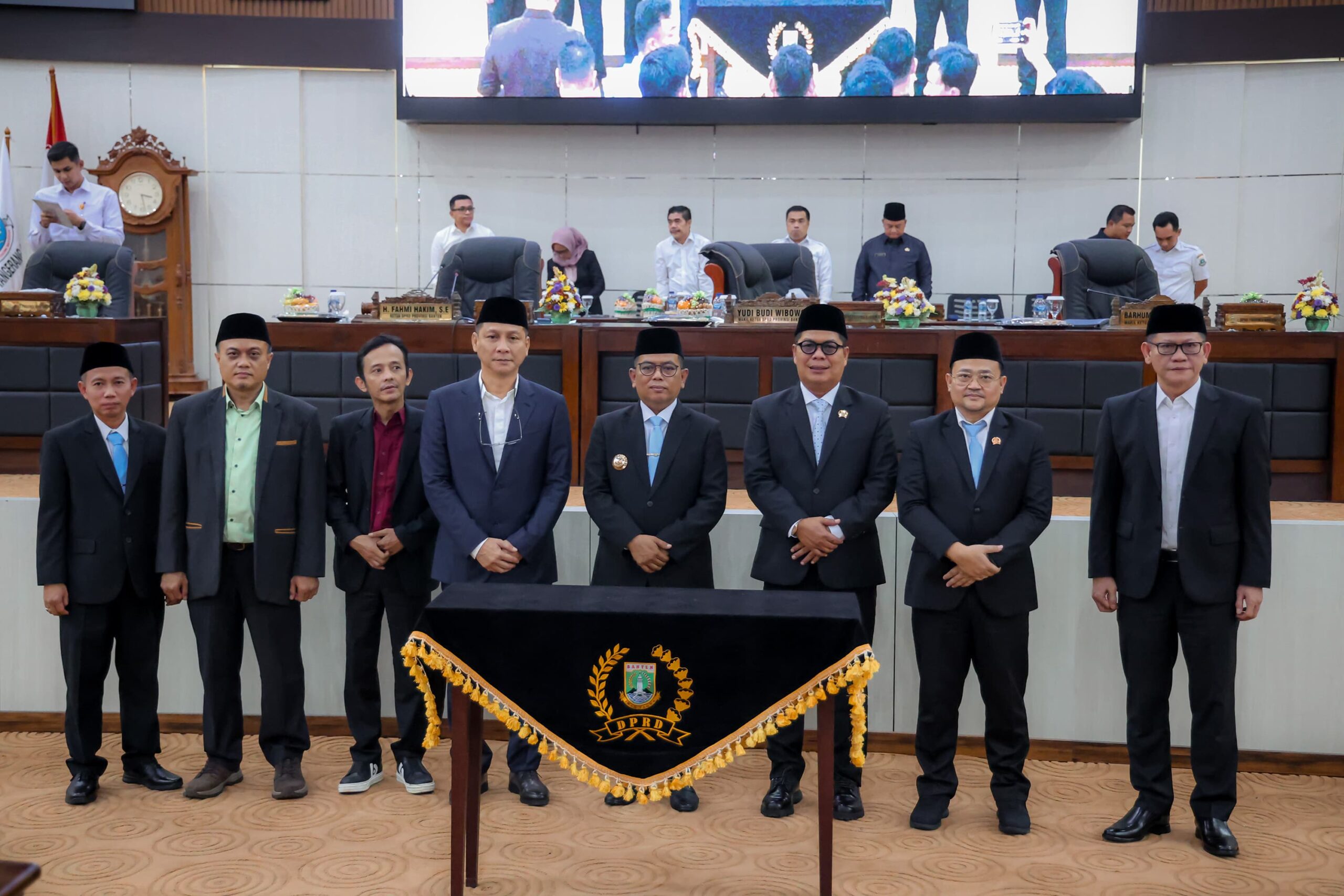 Para pimpinan saat foto bersama di Rapat Paripurna DPRD Banten.