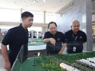 Chief Executive Officer (CEO) Asthara Skyfront City, Supardi Ang saat menunjukan desain hunian Cluster ALLUREA.