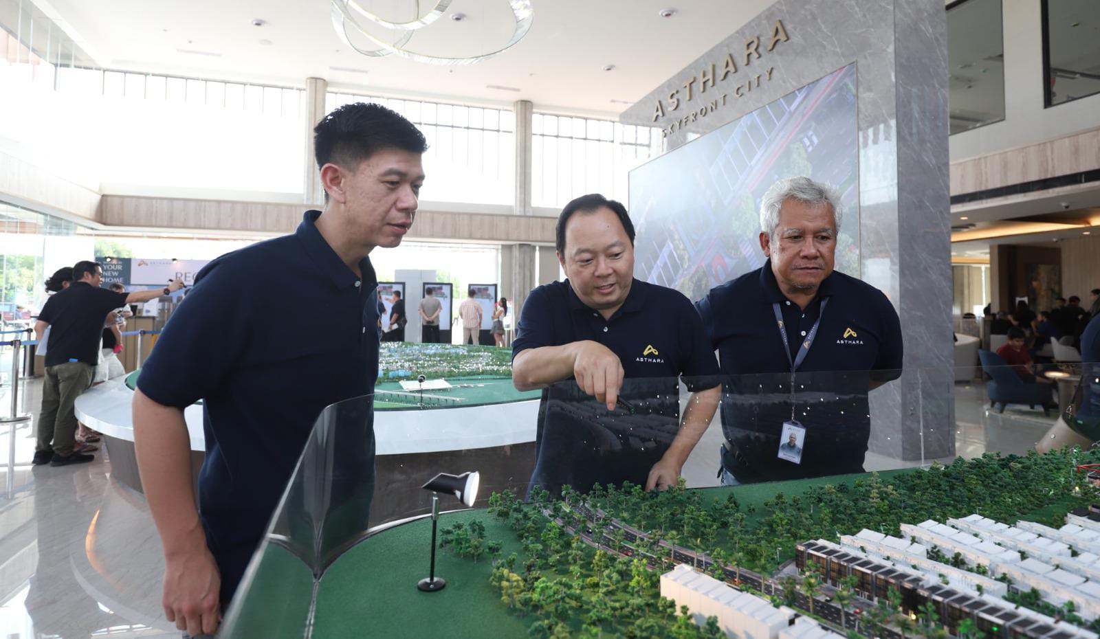 Chief Executive Officer (CEO) Asthara Skyfront City, Supardi Ang saat menunjukan desain hunian Cluster ALLUREA.
