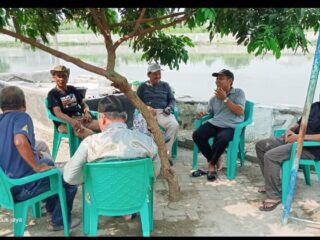 Dewan Nurhadi saat ngopi bersama Warga Periuk Jaya.