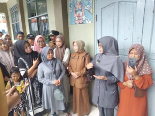 Monitoring Sekolah, Bupati Dewi Diminta Warga Menambah Kuota Siswa