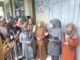 Bupati Dewi saat mendengarkan Aspirasi Ibu-ibu yang mengantarkan anaknya sekolah.