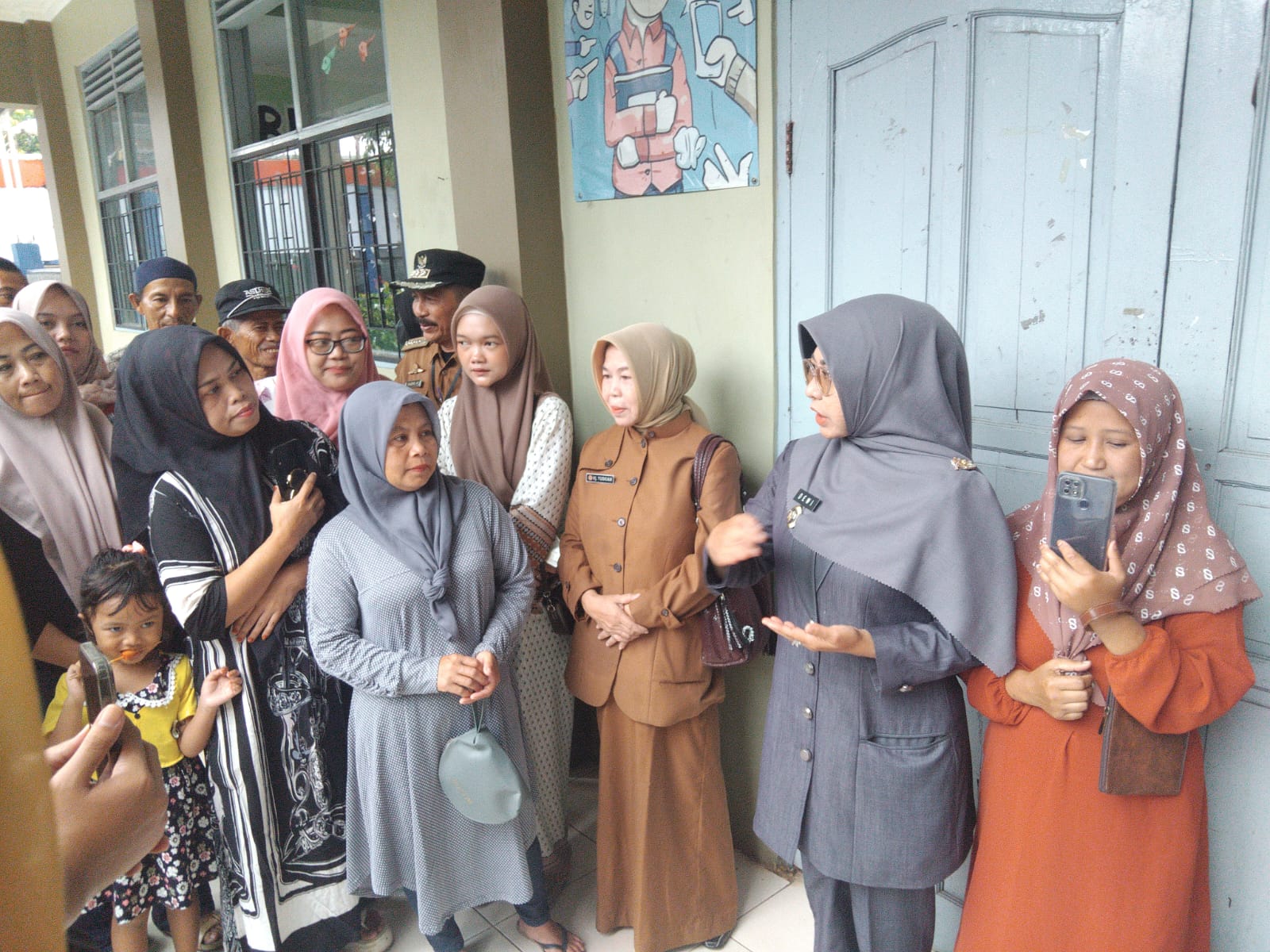 Bupati Dewi saat mendengarkan Aspirasi Ibu-ibu yang mengantarkan anaknya sekolah.