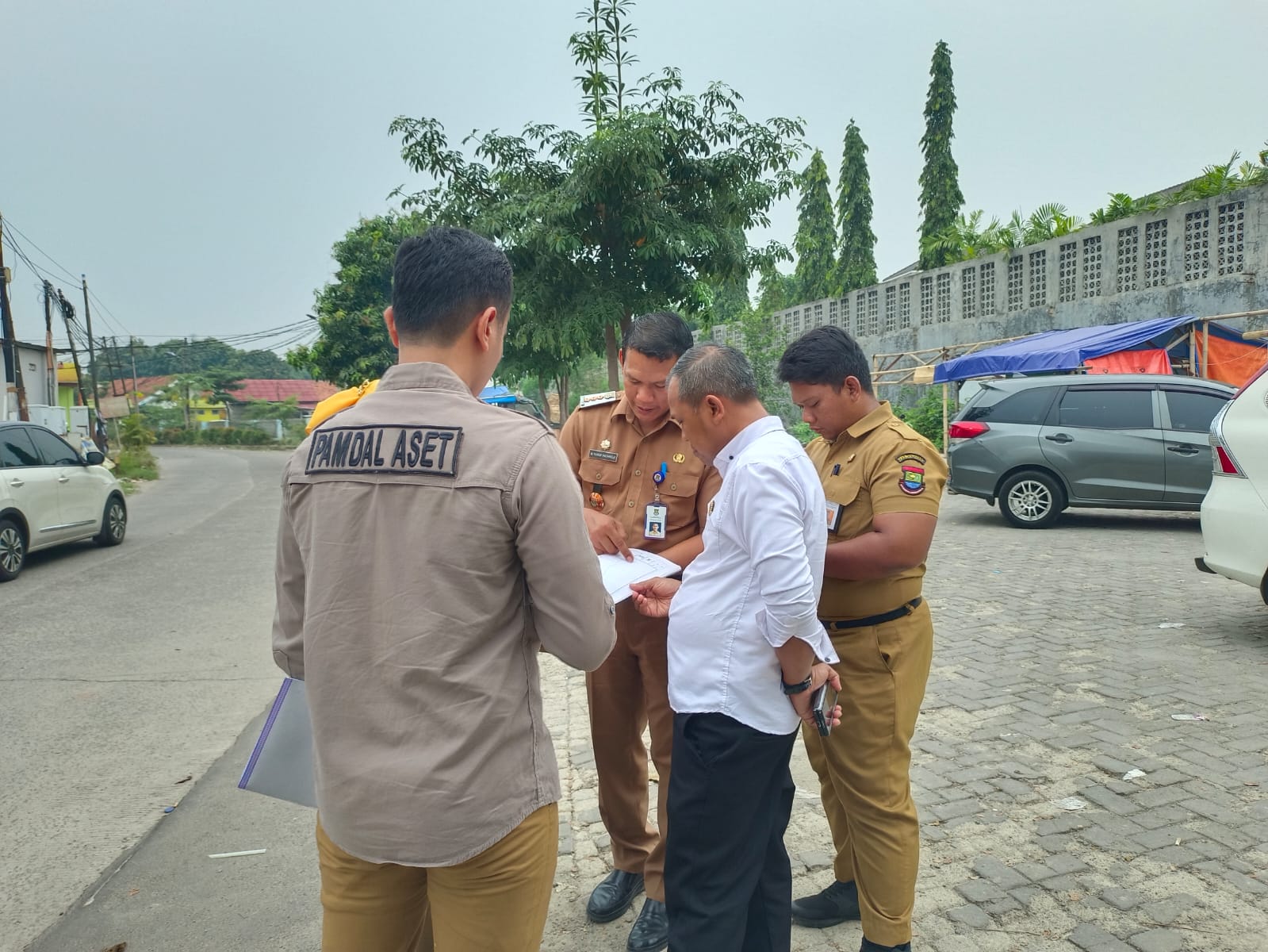Tim JPN Kejaksaan Bersama Pejabat Pemkab Tangerang saat dilokasi aset tanah.