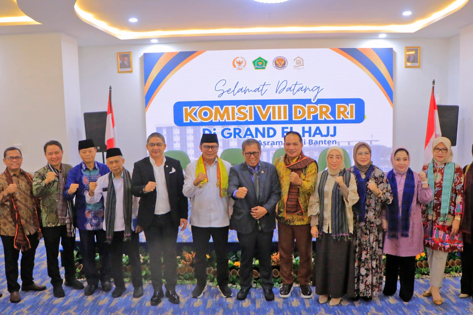 Maryono bersama anggota DPR komisi 8 di asrama haji Cipondoh.
