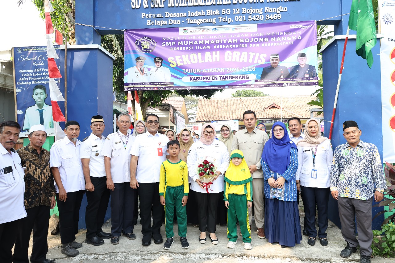 Wabup Intan didampingi Kadis Dadan dan jajarannya saat meninjau sekolah di wilayah kelapa dua.