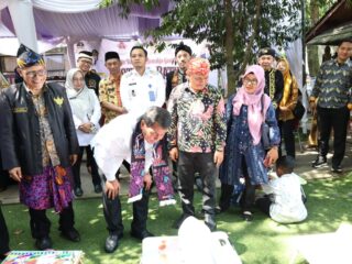 Bupati Maesyal bersama, Camat Arif dan jajarannya di Festival Batik Khas Tangerang Desa Kemuning, Kecamatan Legok.