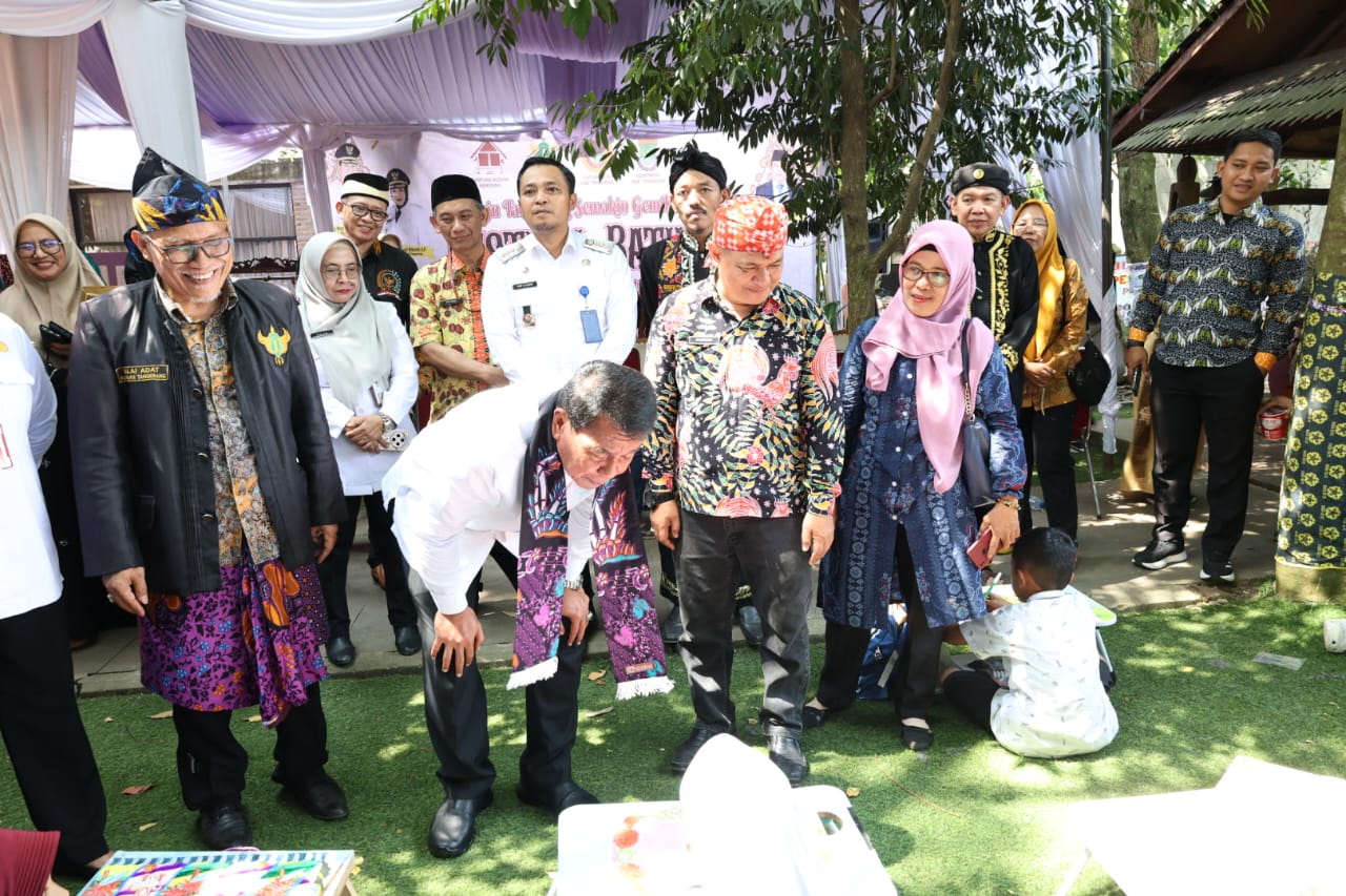 Bupati Maesyal bersama, Camat Arif dan jajarannya di Festival Batik Khas Tangerang Desa Kemuning, Kecamatan Legok.