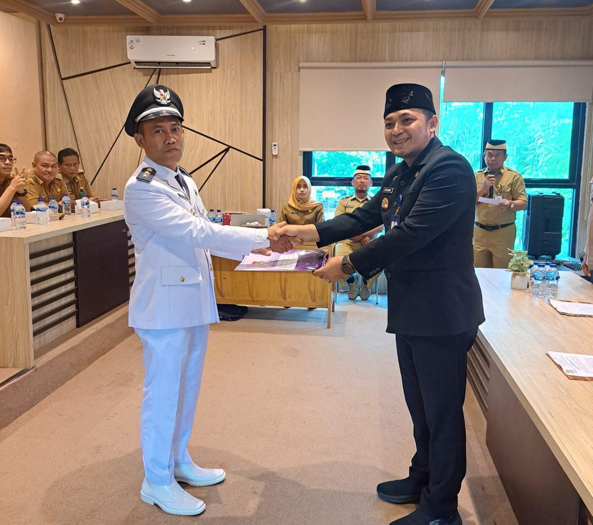 Plt Camat Legok Arif Rachman saat melantik Edy Setiawan jadi Pjs Desa Rancagong.