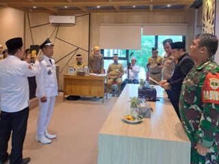 Plt Camat Legok Arif Rachman saat melantik Edy Setiawan jadi Pjs Desa Rancagong.