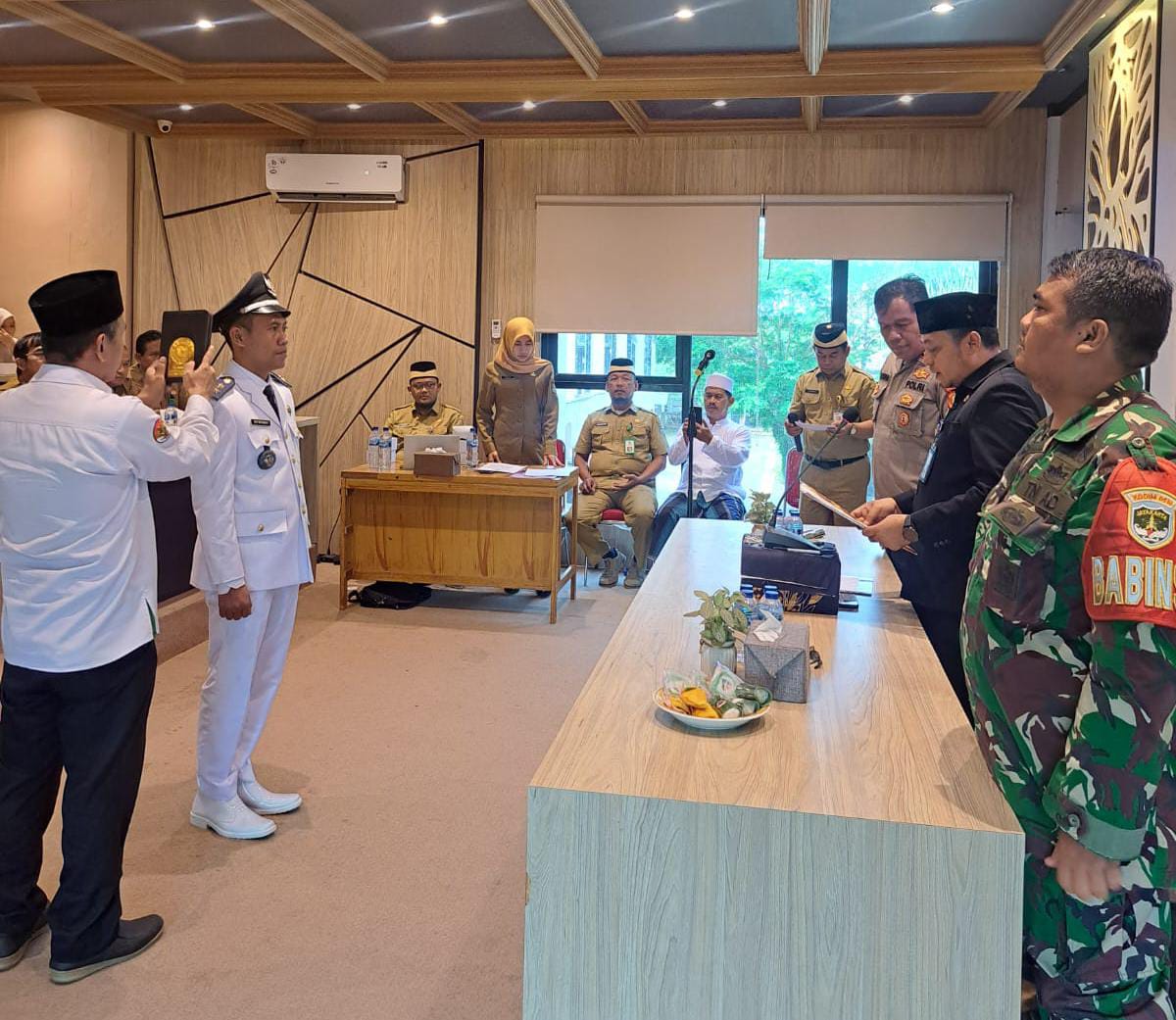 Plt Camat Legok Arif Rachman saat melantik Edy Setiawan jadi Pjs Desa Rancagong.