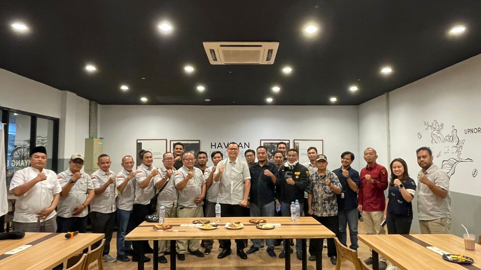 Kajari Ricky Tommy Hasiholan bersama jajarannya saat bersama Insan Pers.