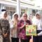 Bupati Dewi bersama Menteri Arifah Fauzi saat memberikan hadiah untuk anak Pandeglang.
