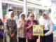 Bupati Dewi bersama Menteri Arifah Fauzi saat memberikan hadiah untuk anak Pandeglang.