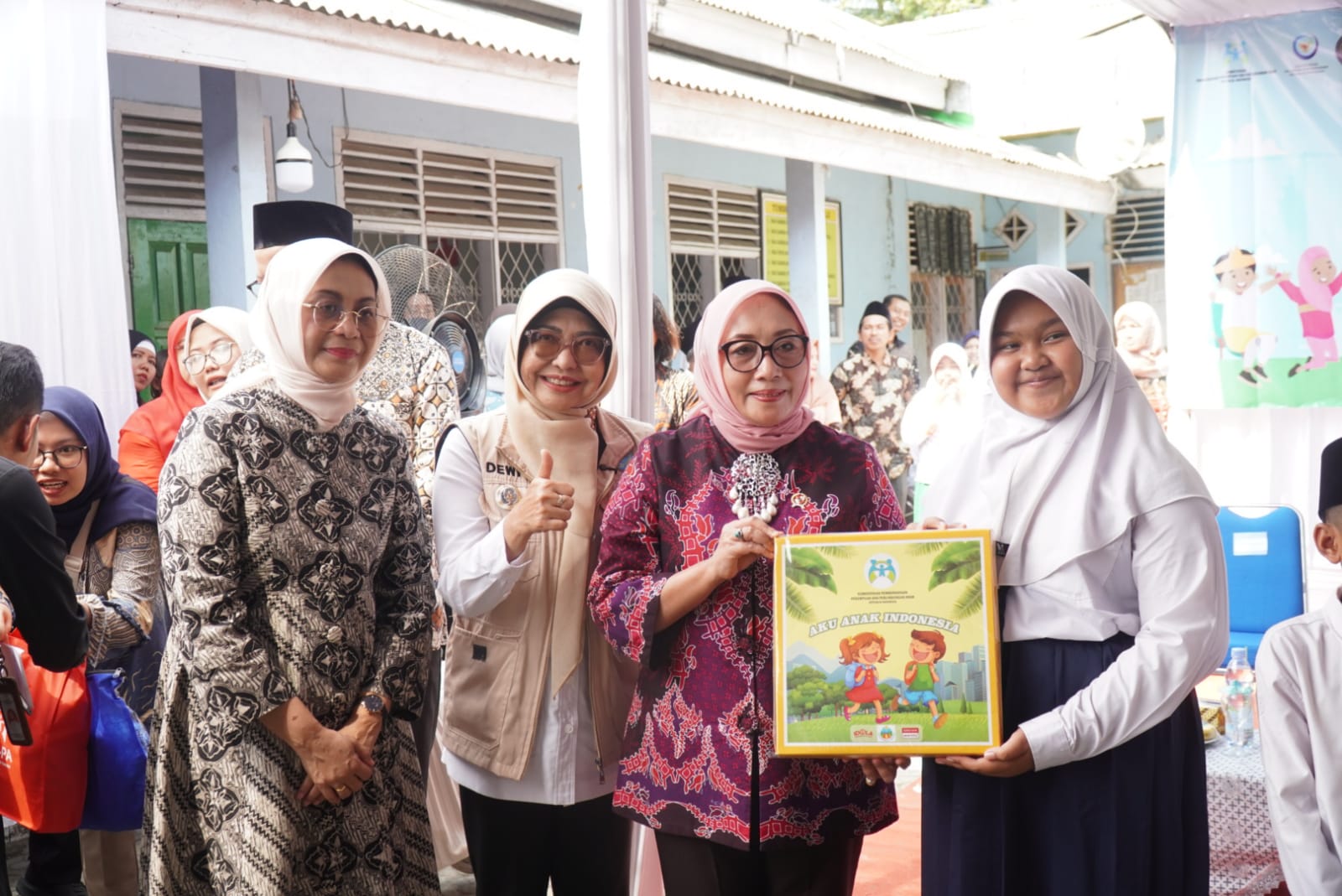Bupati Dewi bersama Menteri Arifah Fauzi saat memberikan hadiah untuk anak Pandeglang.