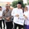 Sekda Deden saat bersama siswa yang ikut program sekolah gratis.
