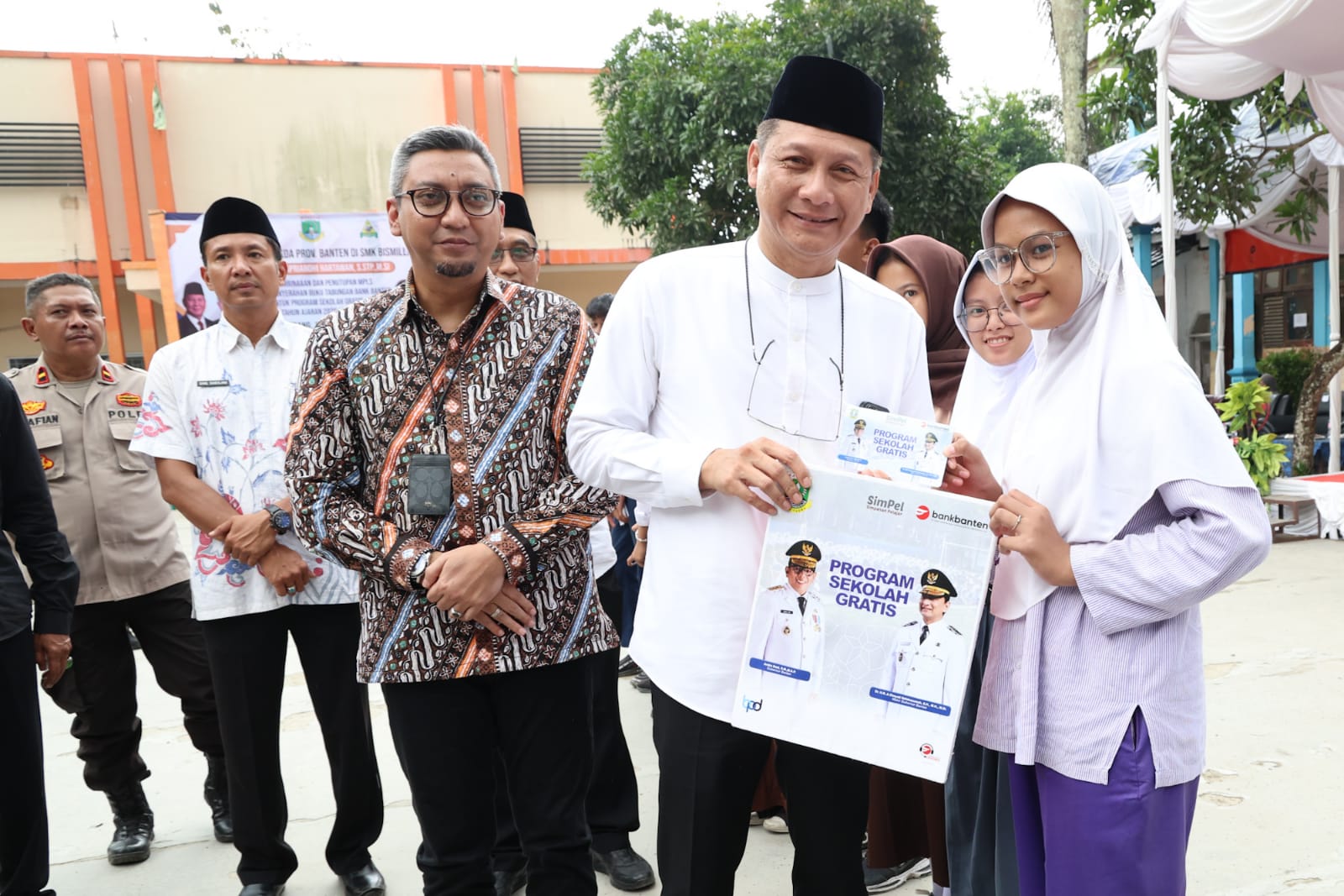 Sekda Deden saat bersama siswa yang ikut program sekolah gratis.