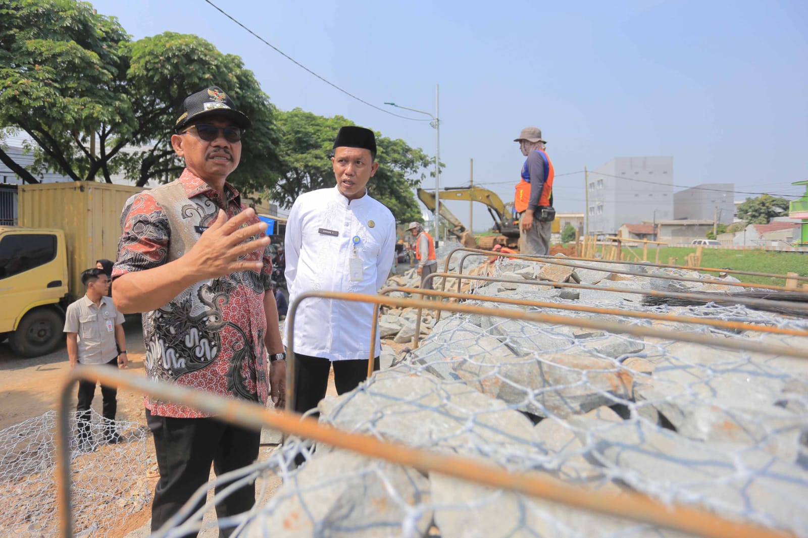 Wali Kota Sachrudin saat meninjau pembangunan Turap.