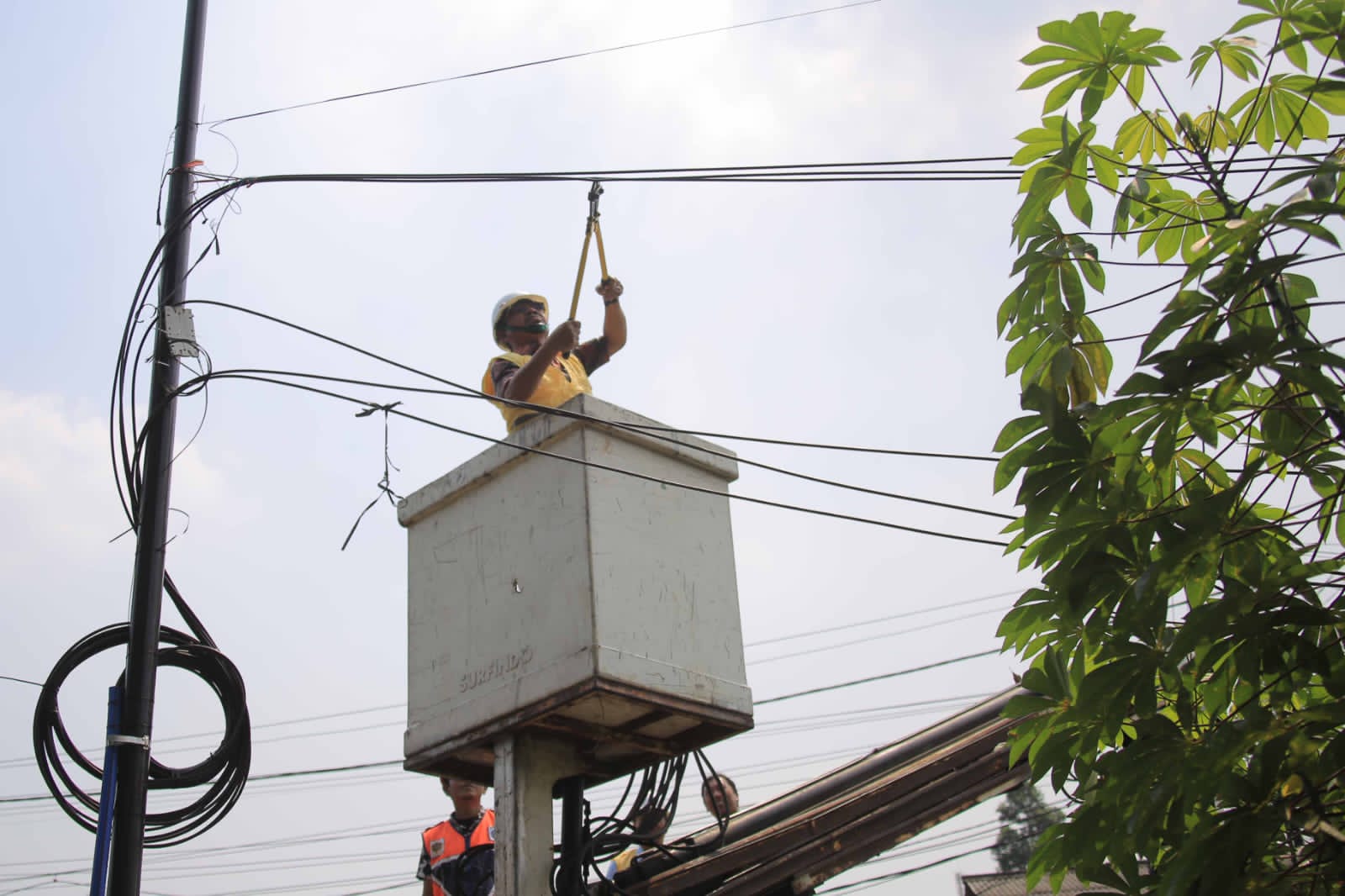 Petugas saat menata kabel yang semrawut.