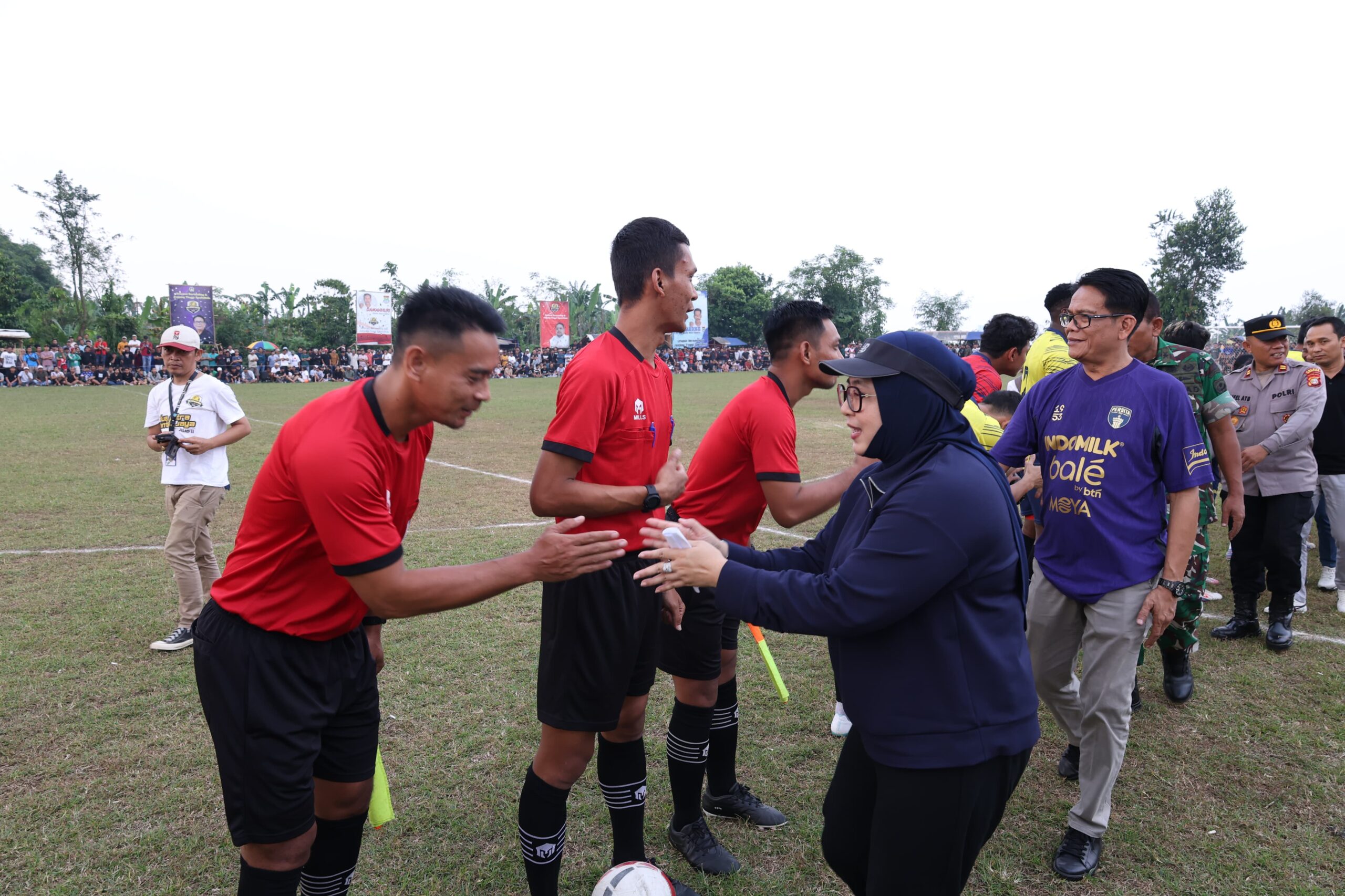 Wabup Intan didampingi Camat Daniel saat hadir di Grand Final Sepak Bola Dua Putra Banten Cup di Cijantra.