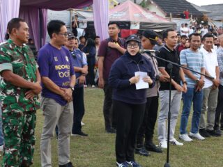 Wabup Intan didampingi Camat Daniel saat hadir di Grand Final Sepak Bola Dua Putra Banten Cup di Cijantra.