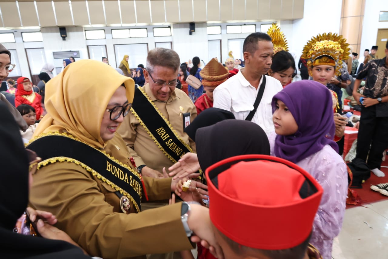 Wabup Intan saat bersama anak-anak.