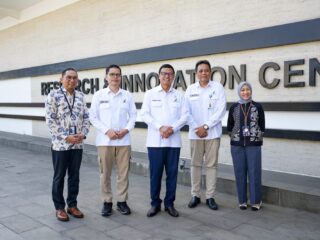 Pejabat BPOM bersama pimpinan pimpinan PT ParagonCorp.