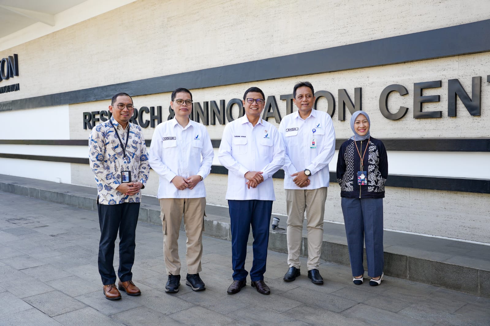 Pejabat BPOM bersama pimpinan pimpinan PT ParagonCorp.