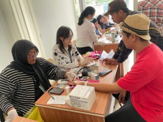 Petugas Dinkes saat memeriksa kesehatan masyarakat.