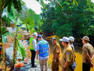 Pilar bersama jajarannya saat meninjau pembangunan turab kali di kawasan Villa Mutiara Serpong Utara.