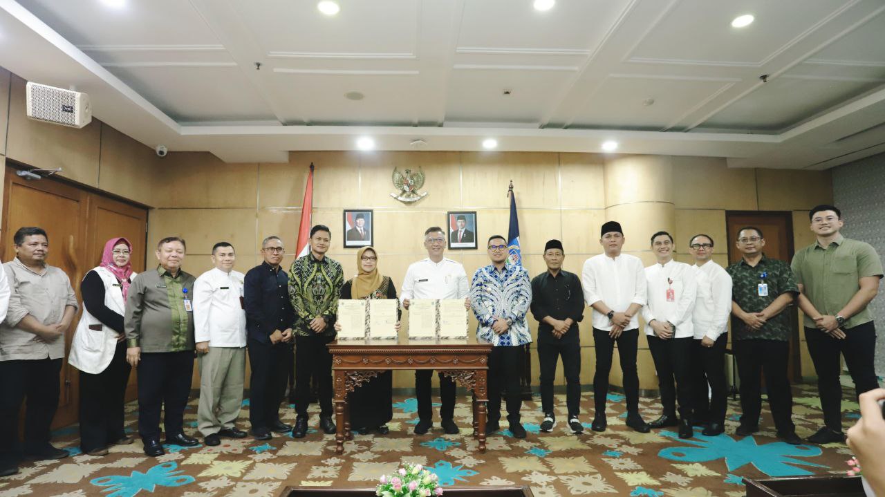 Penandatangan kerjasama Pemkot Tangsel dengan Pemkab Pandeglang tentang penanganan sampah.
