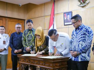 Penandatangan kerjasama Pemkot Tangsel dengan Pemkab Pandeglang tentang penanganan sampah.