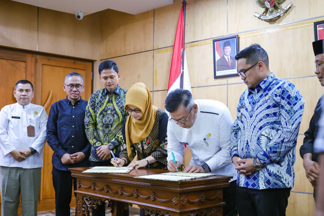 Penandatangan kerjasama Pemkot Tangsel dengan Pemkab Pandeglang tentang penanganan sampah.