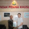 Kasi Pidsus Muhammad Arsyad saat menyerahkan SKP2.