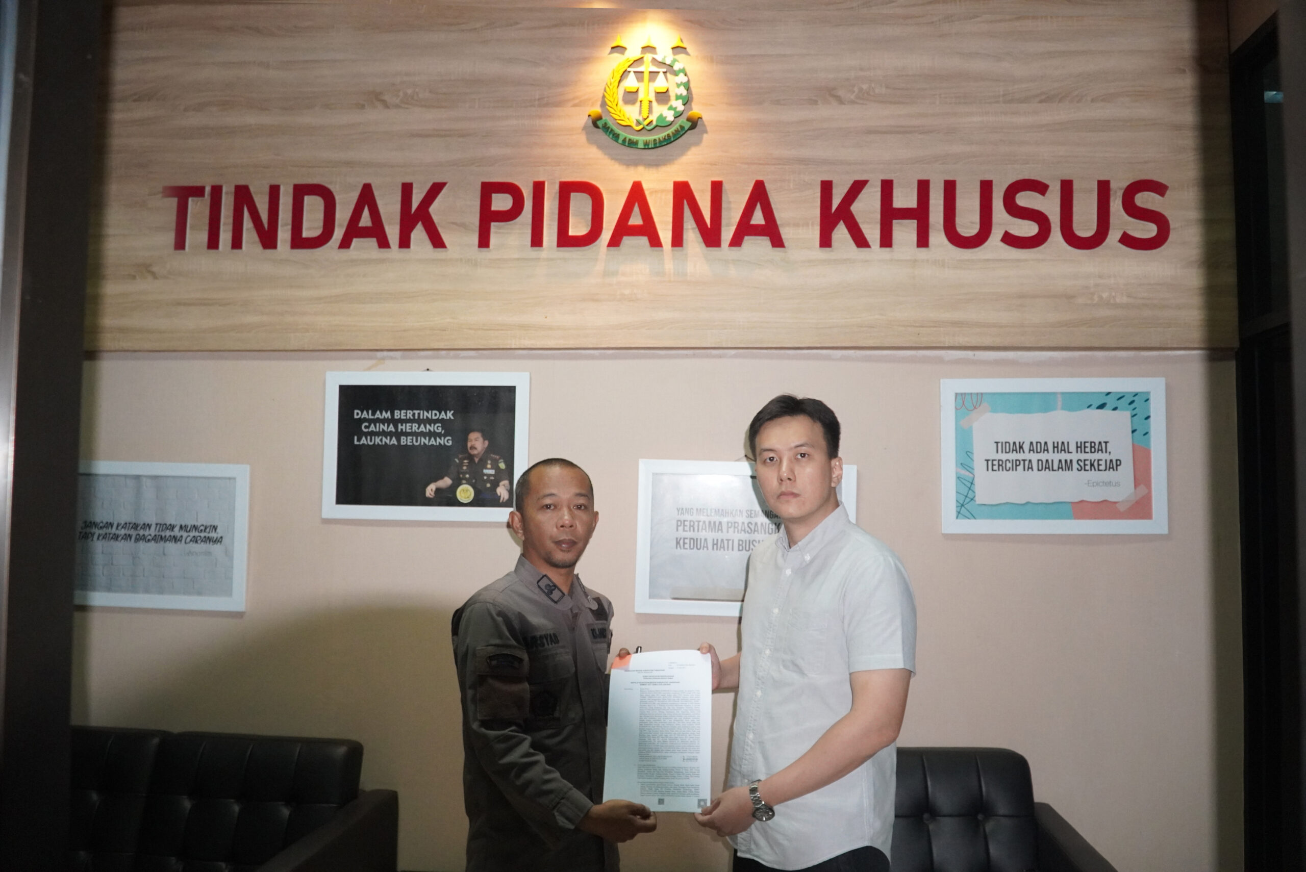Kasi Pidsus Muhammad Arsyad saat menyerahkan SKP2.