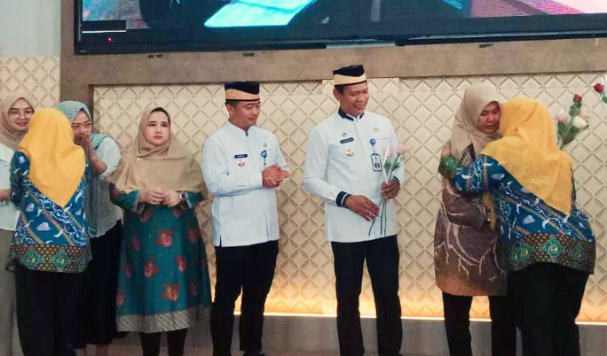Camat Hendarto bersama Camat Yusuf di Sertijab Kecamatan Cisauk.