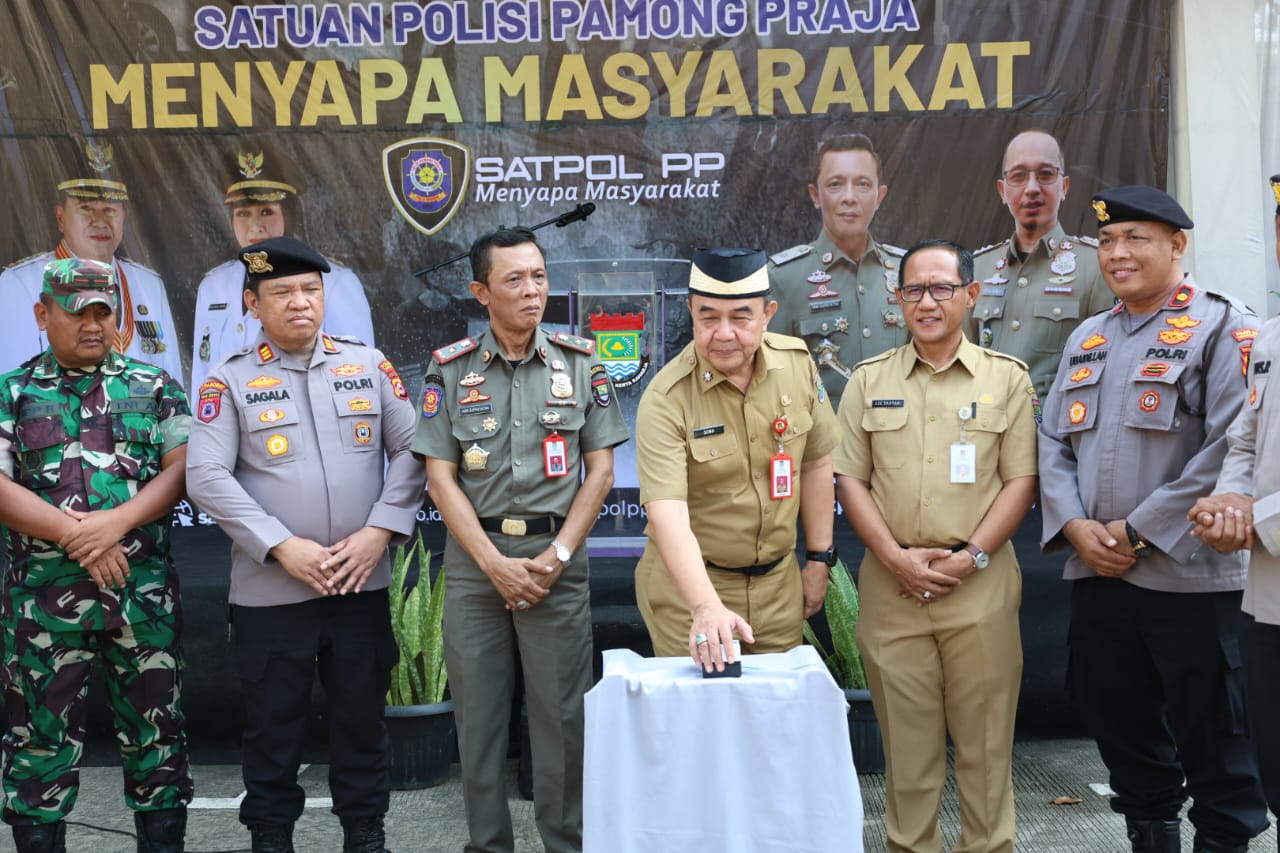 Sekda Soma saat menakan bel simbol peluncuran program satpol pp menyapa masyarakat.