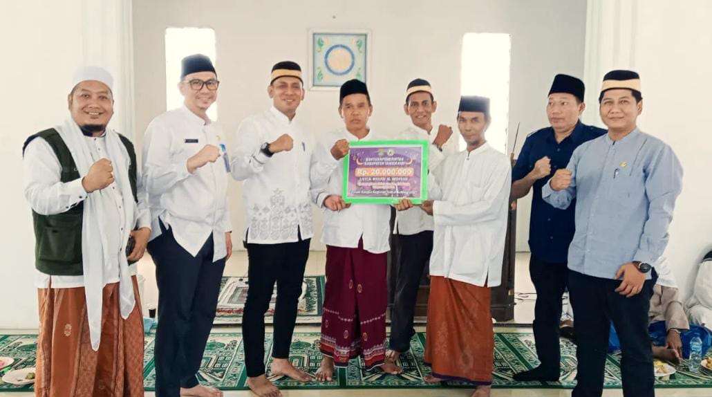 Camat Teluknaga Kurnia dan jajarannya saat bersama pengurus DKM Masjid Jami Al Hidayah Cogreg.