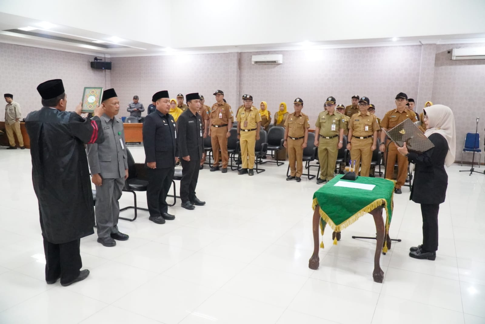 Bupati Dewi saat melantik 3 Pejabat eselon 2 Pandeglang.