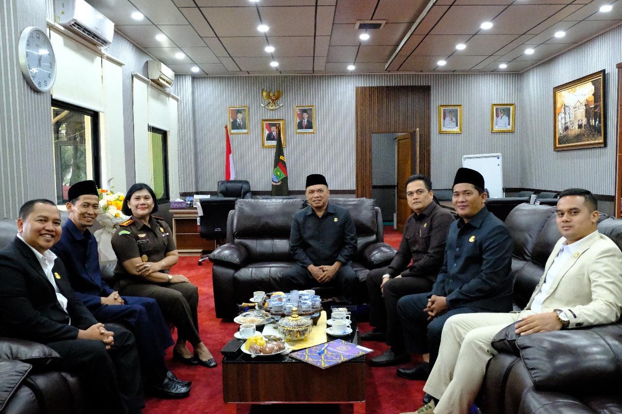 Kajari Afrillyanna Purba bersama pimpinan DPRD Kabupaten Tangerang.