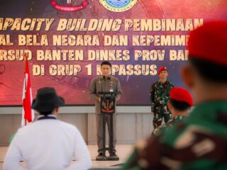 Sekda Deden saat memberikan materi pelatihan pembinaan ke pegawai RSUD Banten.