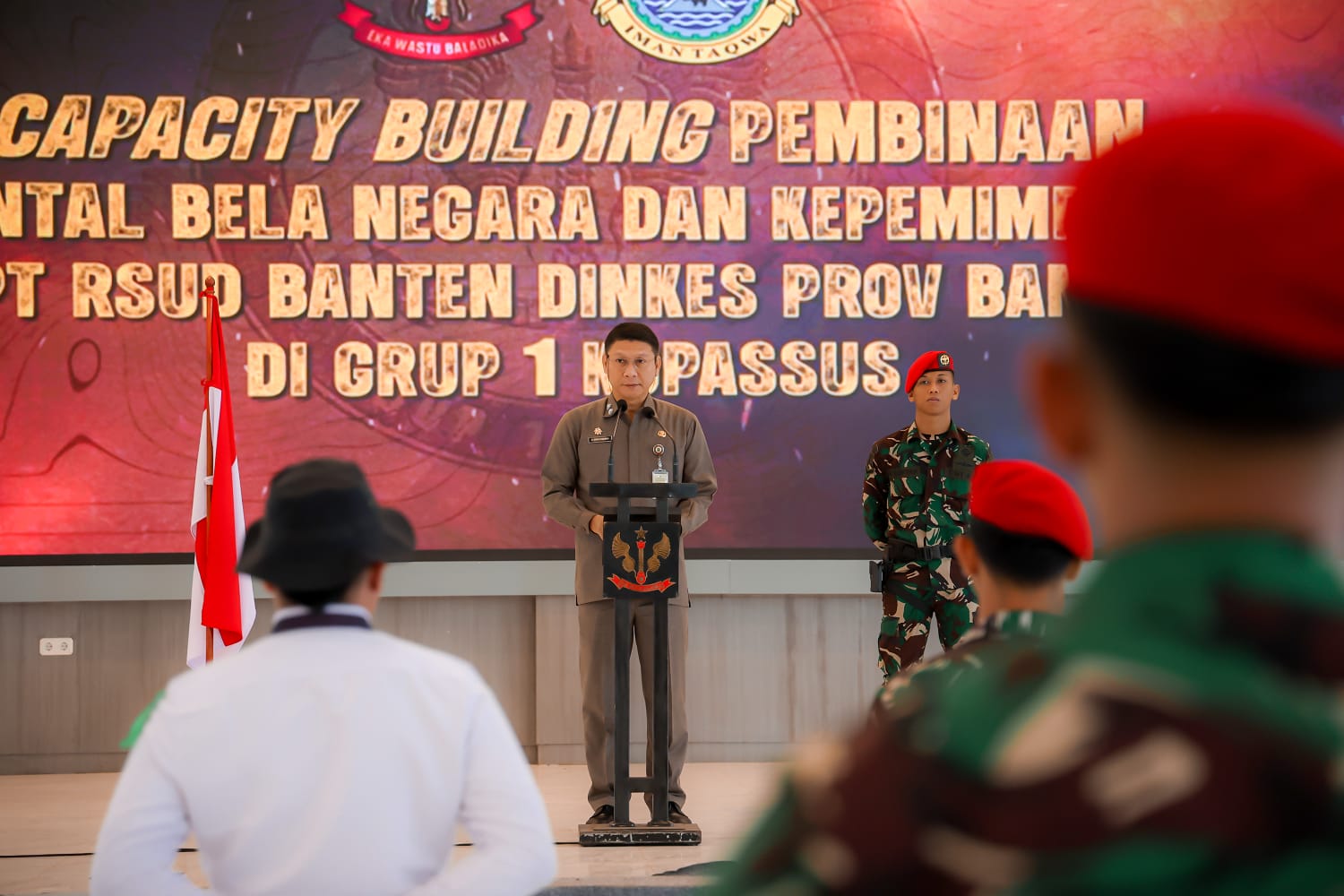 Sekda Deden saat memberikan materi pelatihan pembinaan ke pegawai RSUD Banten.