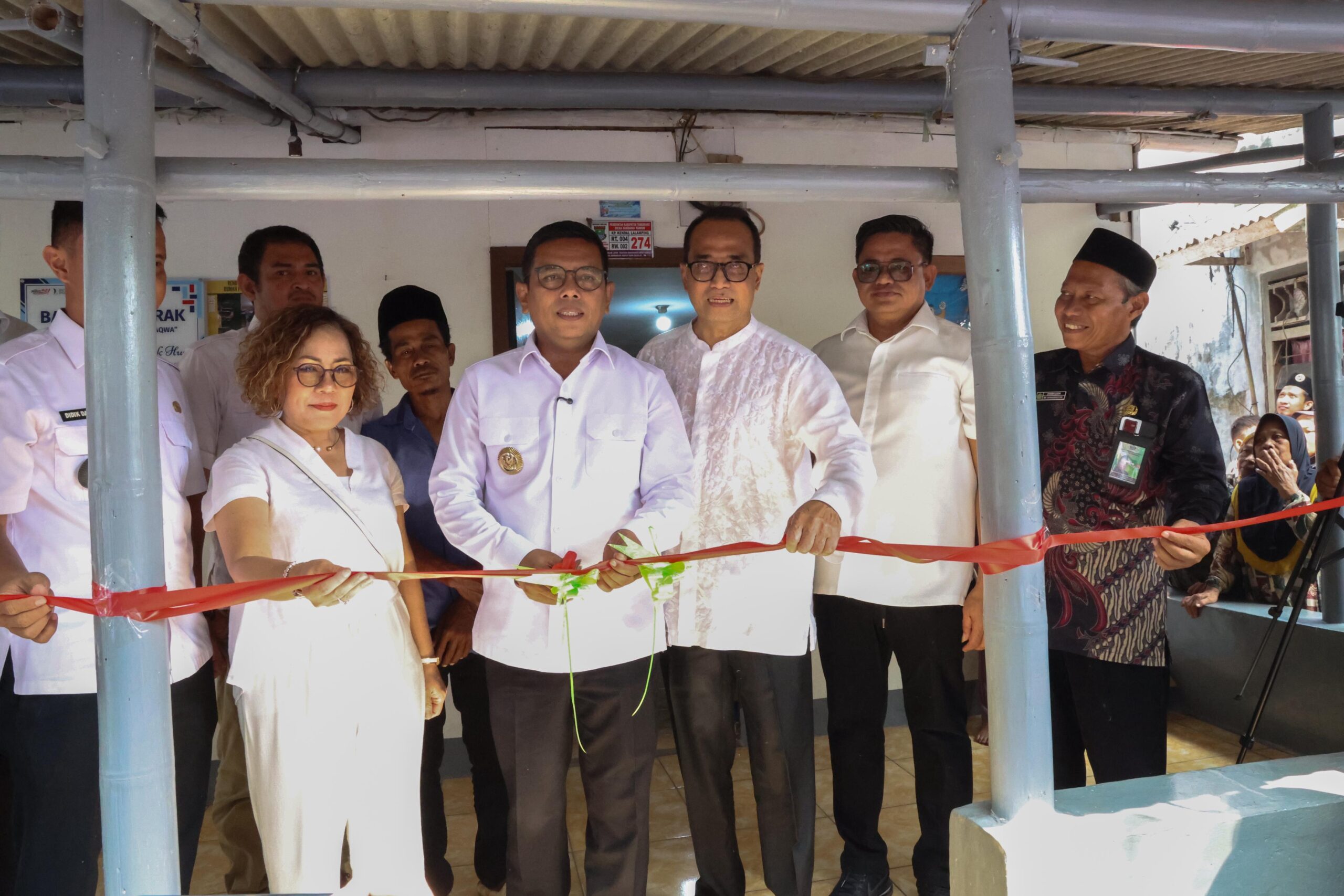 Gubernur Andra Soni saat meresmikan renovasi RTLH rumah warga di Sindang Panon.