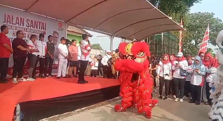 Camat Arif saat melepas gerak jalan santai.
